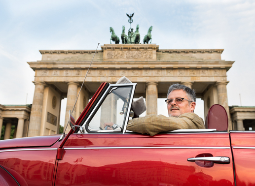 Historiker Christopher Clark ist auf seiner Reise durch die deutsche Geschichte vor dem Brandenburger Tor in Berlin angekommen. Bild: Sender / Harry Schnitger