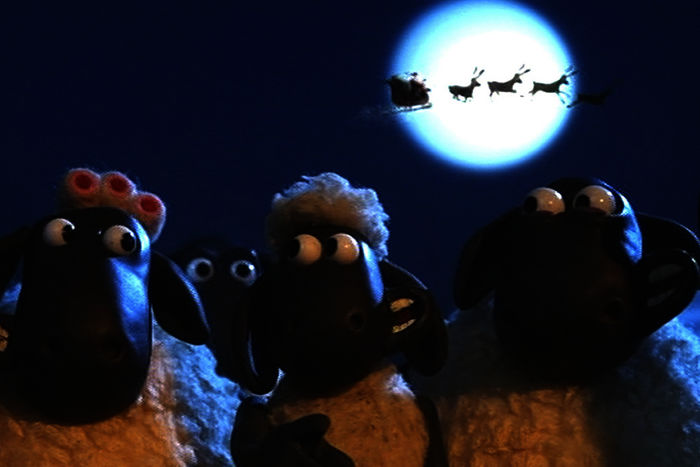 Nachdem der Bauer seine Tiere zu Weihnachten beschert hat, sitzt er selbst im Haus, ganz einsam und verlassen. Bild: Sender / Aardman Animations Ltd.