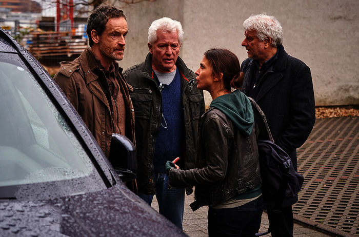 Nora Dalay (Aylin Tezel) geht ein hohes persönliches Risiko ein und steht unter Druck bei den Ermittlungen mit Peter Faber (Jörg Hartmann), Ivo Batic (Miroslav Nemec) und Franz Leitmayr (Udo Wachtveitl). Bild: Sender / WDR / Frank Dicks