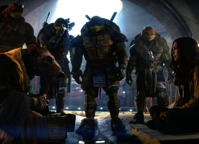 Alan Ritchson (Raphael), Danny Woodburn (Splinter), Jeremy Howard (Donatello), Pete Ploszek (Leonardo),  Noel Fisher (Michelangelo), Megan Fox (April O'Neil). Bild: Sender / ORF / Pro7 / MMXIV Paramount Pictures Corporation