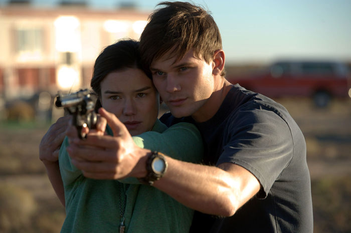 Jeremy Irvine im Survival-Thriller „The Reach – In der Schusslinie“. Bild: Sender / Squareone Entertainment