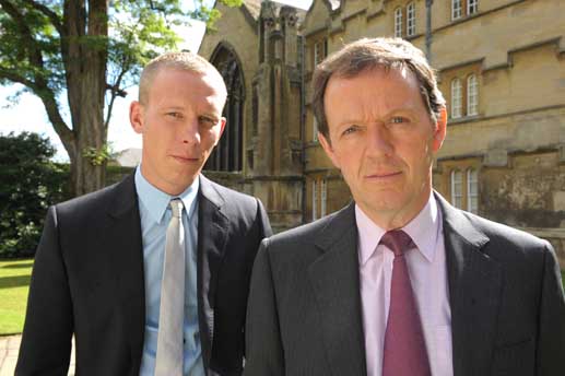 Inspektor Robert Lewis (Kevin Whately, r) fragt sich, ob er seinem Assistenten James Hathaway (Laurence Fox) noch trauen kann. Bild: ZDF/ITV Archiv