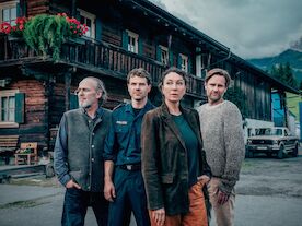 Tiroler Blut: Sven-Eric Bechtolf (Hannes Gruber), Noah L. Perktold (Tobi Gruber), Ursula Strauss (Fanny Gruber), Kai Ivo Baulitz (G&uuml;nter Gruber). Bild: Sender / Rundfilm / Nikolett Kustos