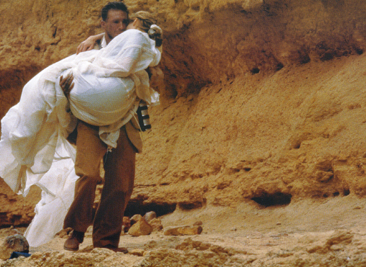 Nach einem Flugzeugabsturz versucht Graf Laszlo (Ralph Fiennes), seine große Liebe Katharine (Kristin Scott Thomas) zu retten. Bild: Sender