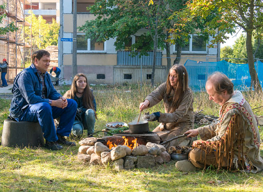 oger Müller (Charly Hübner) und Jill (Emilie Neumeister) sitzen mit ihren Nachbarn (Barbara Philipp, Christoph Jungmann) am Feuer. Bild: Sender / Christine Schroeder
