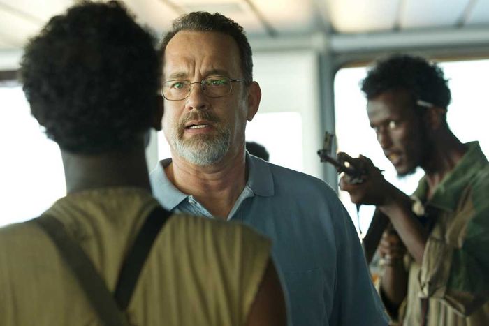 Obwohl die Lage verfahren ist, versucht Captain Richard Phillips (Tom Hanks) alles, um Zeit zu gewinnen und bietet sich den Seerräubern Muse (Barkhad Abdi) und Elmi (Mahat M. Ali,) selbst als Geisel an, um so die eigene Crew vor einer Gefangennahme zu bewahren. Bild: Sender