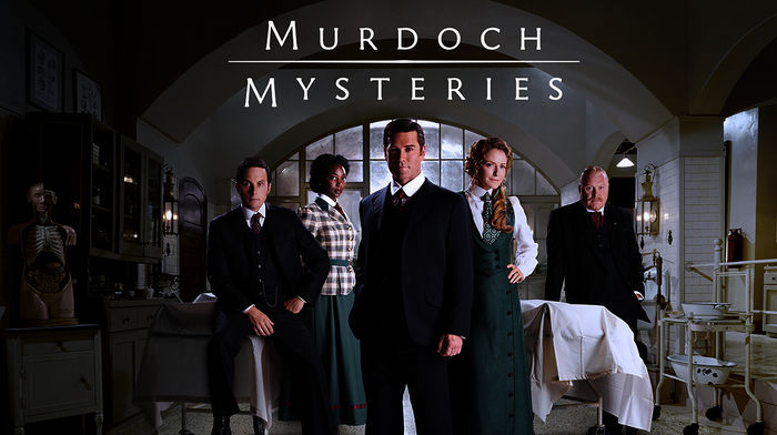 Murdoch Mysteries: Constable George Crabtree (Jonny Harris), Rebecca James (Mouna Traoré), Detective William Murdoch (Yannick Bisson), Dr. Julia Ogden (Hélène Joy) und Inspector Brackenreid (Thomas Craig). Bild: Sender / WDR / Shaftesbury Murdoch II Inc 2009 / ITV Studios Ltd.