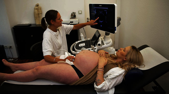 Oh Baby! Evelyn Weigert, im dritten Trimester ihrer Schwangerschaft, wird von Gynäkologin Dr. med. Sandra Frischmann untersucht. Bild: Sender / NDR / Leitwolf Filmproduktion GmbH / Markus Lompa