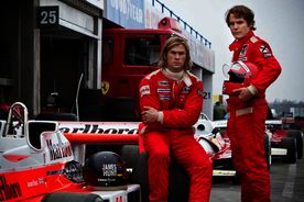 Zwei Leben auf der &Uuml;berholspur: Anfang der 70er Jahre k&auml;mpfen die h&ouml;chst unterschiedlichen Rivalen Niki Lauda (Daniel Br&uuml;hl) und James Hunt (Chris Hemsworth) um den Aufstieg in den Rennfahrer-Olymp. Bild: Sender / Universum Film