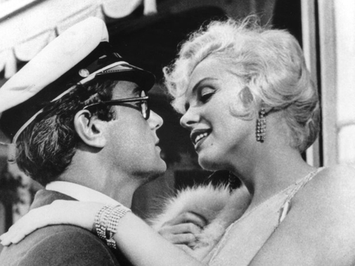 Sugar (Marilyn Monroe) ist überzeugt, sich einen Millionär geangelt zu haben. Joe (Tony Curtis) ist so überzeugend, dass ihr seine Ähnlichkeit mit einer "Kollegin" aus der Damenkapelle nicht auffällt. Bild: Sender
