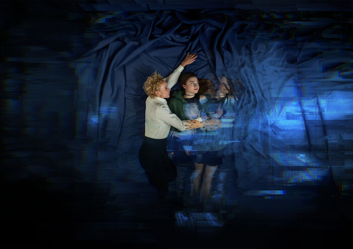 RESET - Wie weit willst du gehen?  Flo Bohringer (Katja Riemann), Luna Bohringer (Hannah Schiller). Bild: Sender / ZDF und Tina Krohn / [M] Lukas Hertlein. 