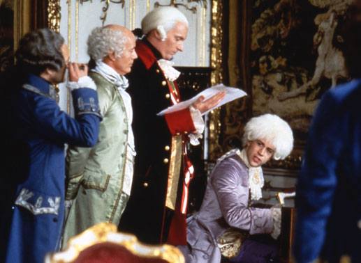 Mozart (Tom Hulce, sitzend) beeindruckt den Hofstaat mit seinen genialen Kompositionen. Bild: Sender