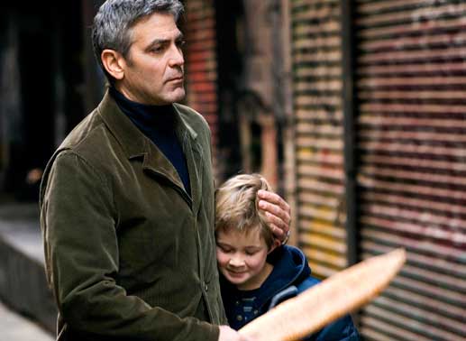 Michael (George Clooney, li.) sieht seinen Sohn Henry (Austin Williams) viel zu selten. Bild: Sender