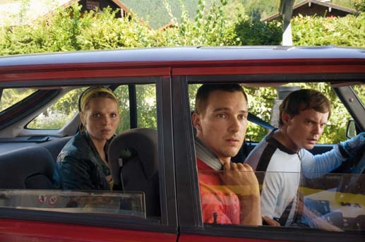 Marie (Karoline Herfurth), Vincent (Florian David Fitz) und Alexander (Johannes Allmayer) im geklauten Auto