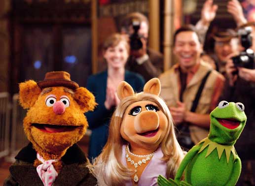 Fozzie, Piggy und Kermit wollen das Muppets Theatre retten. Bild: Sender / Walt Disney