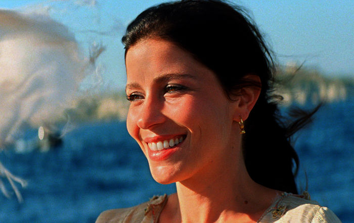 Die schöne Scheherazade (Crista Alfaiate) erzählt ihrem Sultan Schahriyar Geschichten, um ihn von seinem mörderischen Wahn zu befreien. Bild: Sender / ARTE France / ZDF / O Som e a Fúria / Shellac