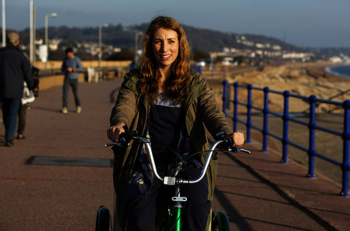 Back to Life: Miri (Daisy Haggard) ist eine Optimistin. Bild: Sender / Two Brothers Pictures and all3media international