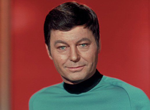 Schiffsarzt Dr. McCoy (DeForest Kelley) hat schon viele Abenteuer an Bord der Enterprise erlebt. Bild: Sender