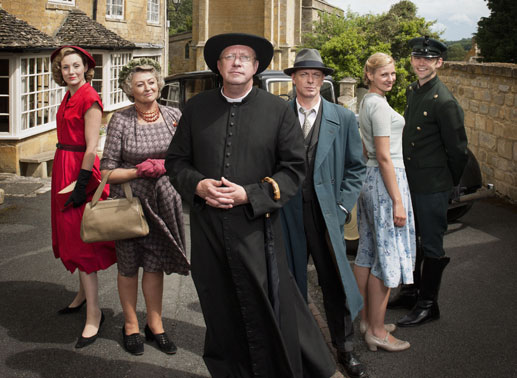 Lady Felicia (Nancy Carroll ), Mrs McCarthy (Sorcha Cusack), Father Brown (Mark Williams), Inspector Valentine (Hugo Speer), Susie (Kasia Kolecek), Sid (Alex Price). Bild: Sender / Des Willie