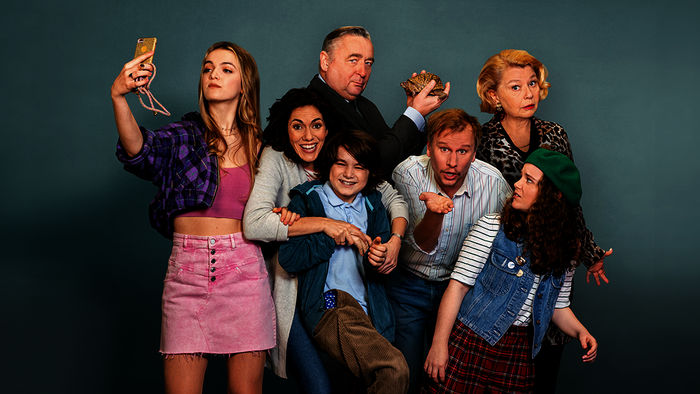 Familiensache: Leopold Pallua (Lukas), Alice Prosser (Hannah), Robert Stadlober (Andi), Katrin Lux (Dani), Lucy Gartner (Céline). Bild: Sender / ORF / Roman Zach-Kiesling