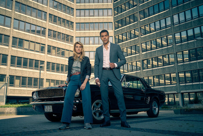 Unbestechlich: Joseph Kanjaa (Michael Klammer) und Clarissa Jakobs (Samia Chancrin) ermitteln intern. Bild: Sender / ZDF / Frank Dicks.