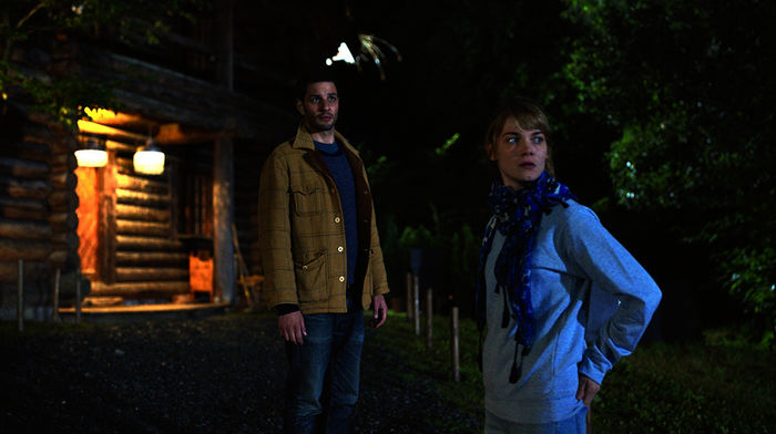 Die werdenden Eltern Adèle (Emilie de Preissac) und Manu (Manu Laverne) treffen in einem renovierten Chalet im Dorf Valmoline ein, wo 20 Jahre zuvor bereits eine andere Familie einen Neuanfang suchte. Bild: Sender / WDR / DAJMA