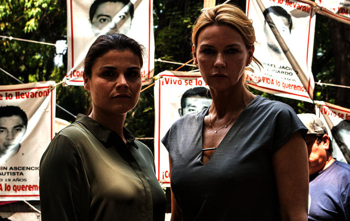 Katharina Wackernagel als Menschenrechtsanwältin Christiane Schuhmann und Veronica Ferres als Sabine Stengele, Witwe eines Rüstungsmanagers, in Mexiko, wo sie Beweise für die Verstrickung deutscher Waffen in mexikanische Menschenrechtsverletzungen zu finden hoffen. Bild: Sender / SWR / Nurivan Mendoza Memije