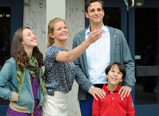 hre Rolle als Bilderbuchehefrau des Zahnarztes Florian (Max von Thun) und Mutter der Teenager-Tochter Sarah (Alexandra von Giese,) und des kleinen Leon (Yanis Scheurer) erf&uuml;llt Mia (Mira Bartuschek) perfekt. Sogar zu perfekt. Bild: Sender / Marco Orlando Pichler
