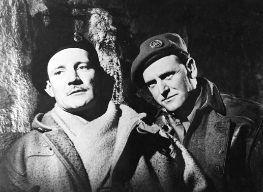 Trevor Howard (Calloway), Bernard Lee (Sergeant Paine). Bild: Sender