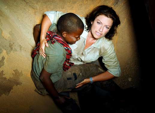 Ärztin Katrin (Christine Neubauer) kämpft um die Ärmsten in Afrika (Sonwabile Ngoma). Bild: Sender