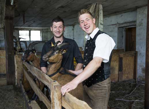 Manuel und Christian – die chaotische Bauern-WG aus Niederösterreich : Manuel – der moderne Pferdefreund (22 Jahre) und Christian – der schüchterne Jungbauer (26 Jahre) sind beste Freunde, wohnen derzeit noch in der Steiermark, werden aber ab Sommer in Niederösterreich eine Bauern-WG samt Ziegenzucht betreiben. Sie suchen gemeinsam die richtigen Frauen … Bild: Sender