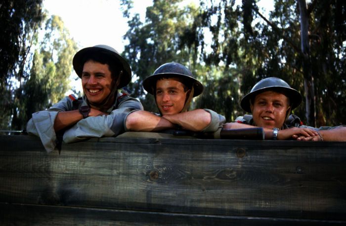 Selbst beim Milit&auml;r finden Johnny (Zachi Noy), Benny (Jesse Katzur) und Momo (Jonathan Segal) eine angenehme Abwechslung: im Nachbarcamp werden M&auml;dchen gedrllt ... Bild: Sender