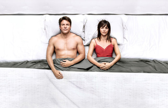 Neil (Matt Passmore) und Grace Truman (Stephanie Szostak) sind schon lang ein Paar, auf den ersten Blick eine wunderbare Ehe. Doch der Schein trügt. Bild: Sender / Richard DuCree / USA Network