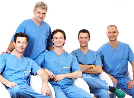 Die vier jungen Chirurgen Markus, Stefan, Harald und Rolf sind das Team von Promi-Schönheitschirurg Artur Worseg. Bild: Sender/IFPC