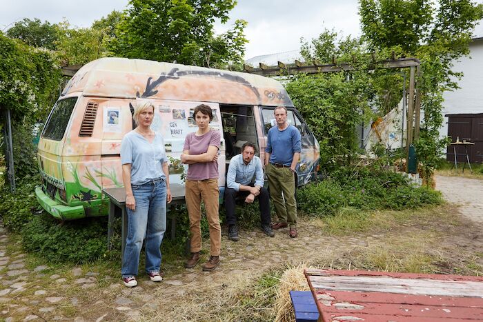 Das verschwundene Kind: Die vier Freunde Inga Volkmann (Anna Schudt), Sophie Buchholz (Julia Koschitz), Bodo Herzog (Hans L&ouml;w) und Thies Buchholz (Mark Waschke) m&uuml;ssen bei der Suche nach dem zw&ouml;lfj&auml;hrigen Aaron ihre Idee des gemeinsamen Lebens in einer Hofgemeinschaft in Frage stellen. Bild: Sender / ZDF / Andrea Kueppers. 