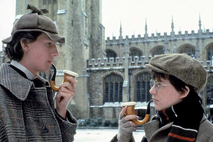 Der Beginn einer großen Freundschaft und eines legendären Ermittlerduos: Der junge Sherlock Holmes (Nicholas Rowe, li.) und John Watson (Alan Cox, re.) treffen sich in London. Bild: Sender/Paramount