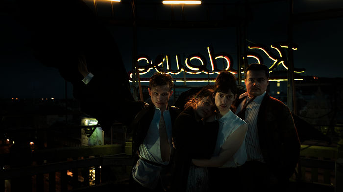Eldorado KaDeWe: Joel Basman (Rolle Harry) Valerie Stoll (Rolle Hedi), Lia von Blarer (Rolle Fritzi) und Damian Thüne (Rolle Georg). Bild: Sender / ARD Degeto / RBB / Constantin Television / UFA Fiction / Dávid Lukács