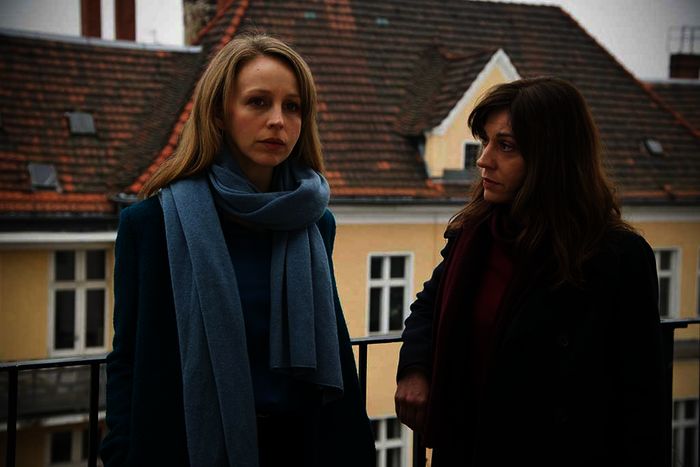 Kara Bischoff (Petra Schmidt-Schaller) und Sibylle Deininger (Ulrike C. Tscharre) versuchen herauszufinden, wer der Mörder sein könnte. Bild: Sender