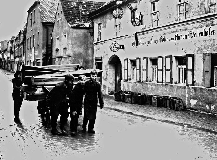 Deutsche Jungen aus Neunburg vorm Wald ziehen eine Wagenladung Sargdeckel zum Stadtfriedhof, wo die Leichen polnischer, ungarischer und russischer Juden begraben werden. Bild: Sender / HR /rbb / National Archives and Record