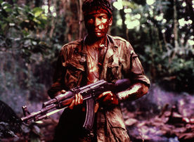 Als der junge Kriegsfreiwillige Chris Taylor (Charlie Sheen) zu seinem 'Platoon' nach Vietnam kommt, lassen ihn die Kampf erprobten M&auml;nner schnell sp&uuml;ren, dass er ein unerfahrener Neuling ist ... Bild: Sender