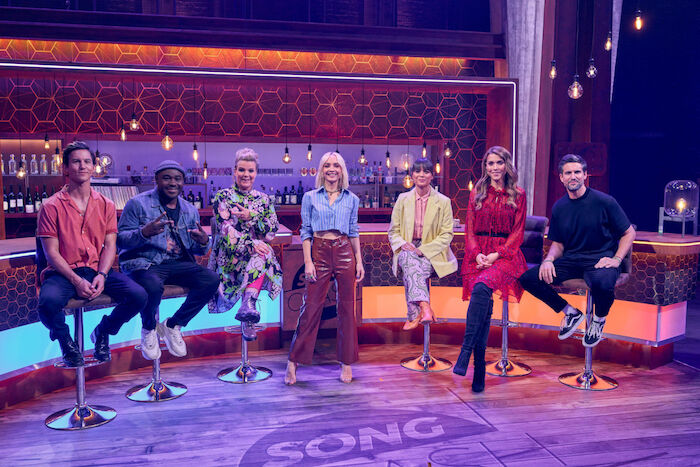 Song Clash: Oliver Schultz, Nelson Müller, Mirja Boes, Moderatorin Janin Ullmann, Claire Oelkers, Annett Möller, Tom Beck. Bild: Sender / RTL / Frank Dicks