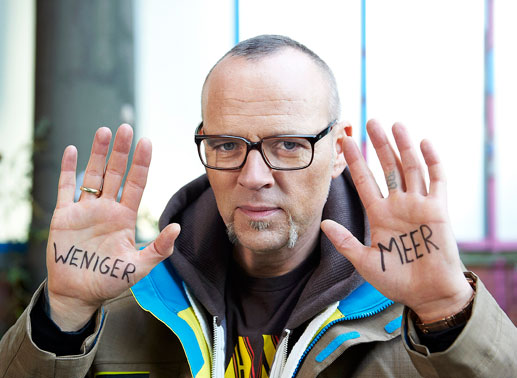 Thomas D (bekannt als Mitglied der "Fantastischen Vier") erklärt die heimische Tier- und Pflanzenwelt. Bild: Sender / Melanie Grande