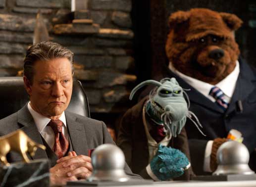 Ölmagnat Tex Richman (Chris Cooper) will das alte Theater der Muppets dem Erdboden gleich machen. Bild: Sender / Walt Disney