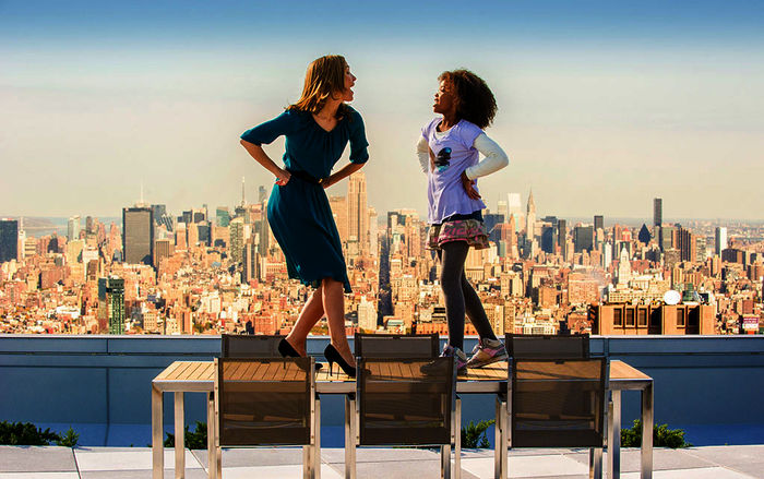 Rose Byrne (Grace), Quvenzhané Wallis (Annie). Bild: Sender / Sony Pictures / Barry Wetcher