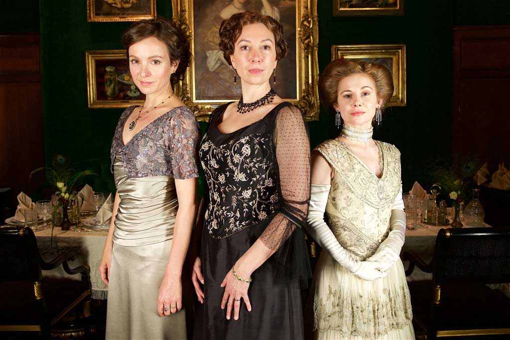 Drei starke Frauen: Martha Aderhold (Julia Koschitz), Anna Sacher (Ursula Strauss) und Konstanze von Traunstein (Josefine Preuß). Bild: Sender / Jens Hartmann
