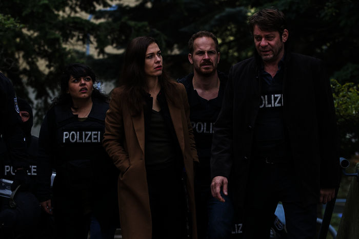 Frauke (Sara Fazilat), Susanne (Meike Droste), Eli (Marc Ben Puch) und Martin (Roeland Wiesnekker) hoffen, dass Pauline noch lebt. Bild: Sender/ ZDF / Oliver Vaccaro 