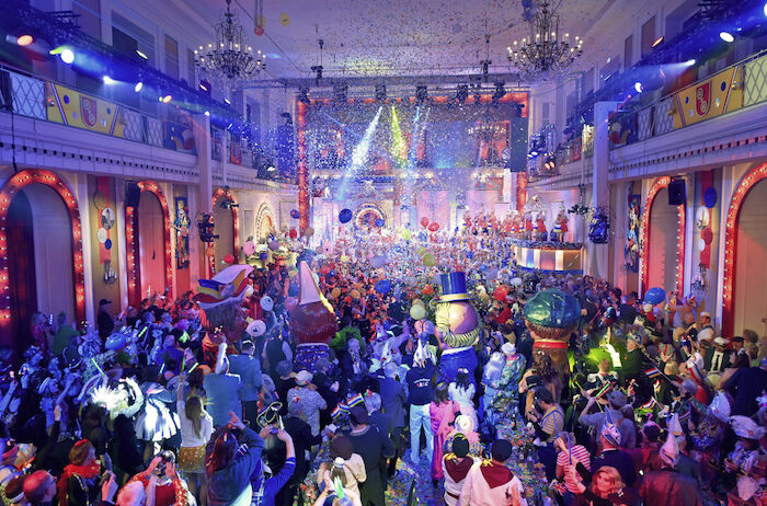 Mainz bleibt Mainz, wie es singt und lacht: Die „Mutter aller Fernsehsitzungen“ ist seit 70 Jahren die feste Größe innerhalb der Fernsehfastnacht der ARD – am Freitag vor Rosenmontag wieder live im Ersten. Bild: Sender / SWR / Kristina Schäfer,
