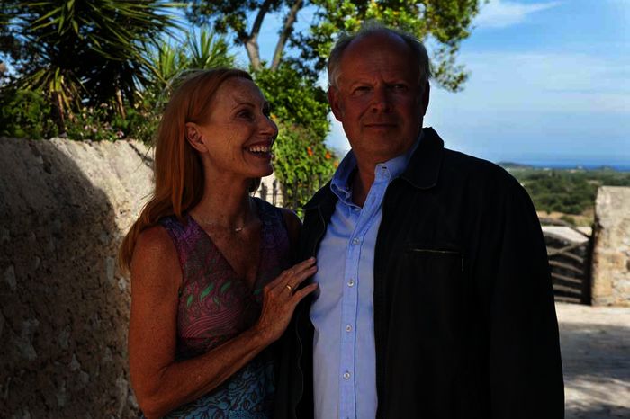 Gundula (Andrea Sawatzki) und Gerald (Axel Milberg) wollen sich auf Mallorca erholen. Bild: Sender / ZDF / Britta Krehl