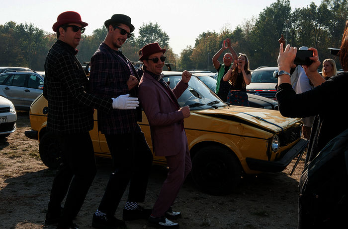 Endlich sind die Freunde Alexander (Bastian Pastewka), Paul (Hans Löw) und Ole (Fabian Busch) am Festivalgelände angekommen: Mit ihrer fankorrekten Kleidung ziehen sie alle Blicke auf sich. Bild: Sender / ZDF / arte / Britta Krehl