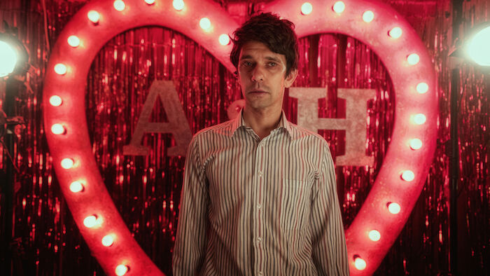 This is going to hurt: Adam (Ben Whishaw) wird alles zu viel. Paralysiert und erschlagen von seiner Situation, muss er auf die Bühne treten, um eine Rede zu halten. Doch dann schockiert er alle. Bild: Sender / ZDF / Anika Molnar.